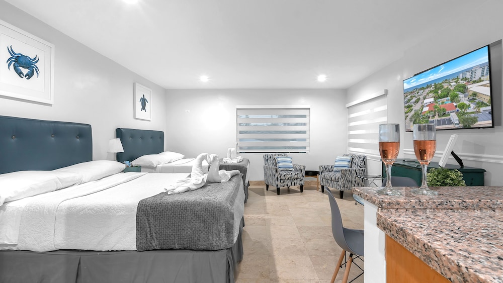 7 - Deluxe Double Queen Suite photo 2