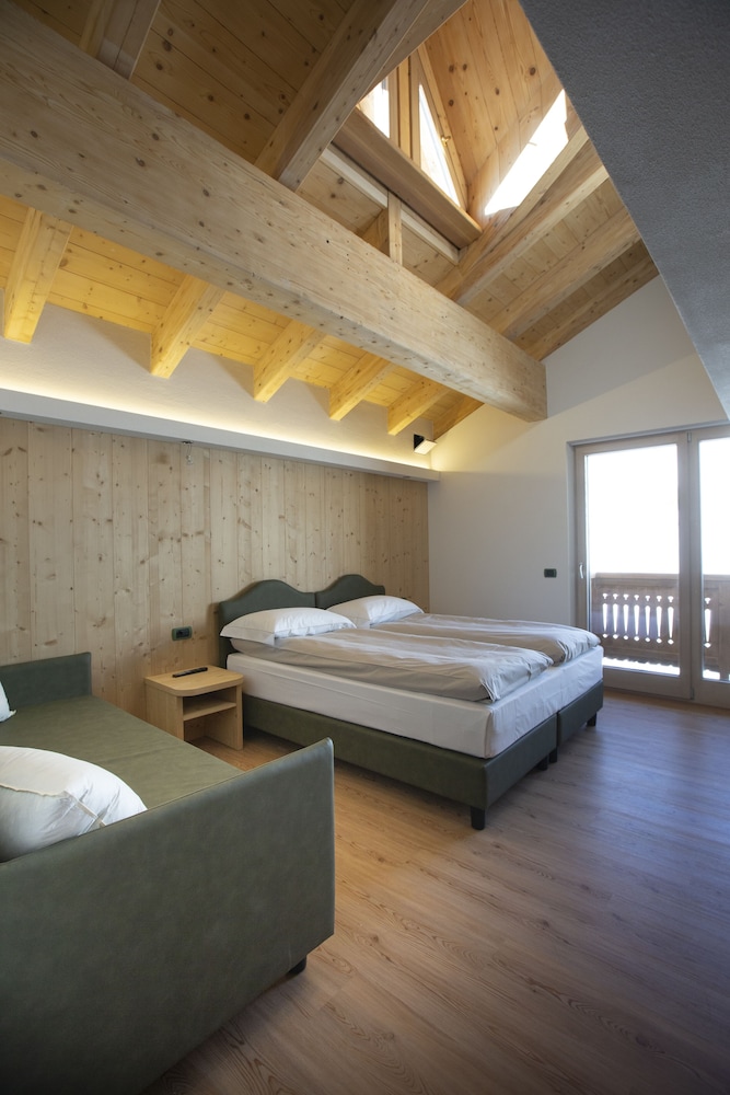 Family Room, Balcony photo 3