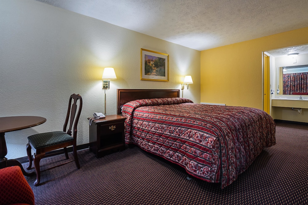 Deluxe Room, 1 King Bed, Smoking, Refrigerator & Microwave photo 3