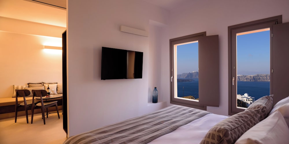 Junior Suite with Hot Tub and Caldera View - Photo 3