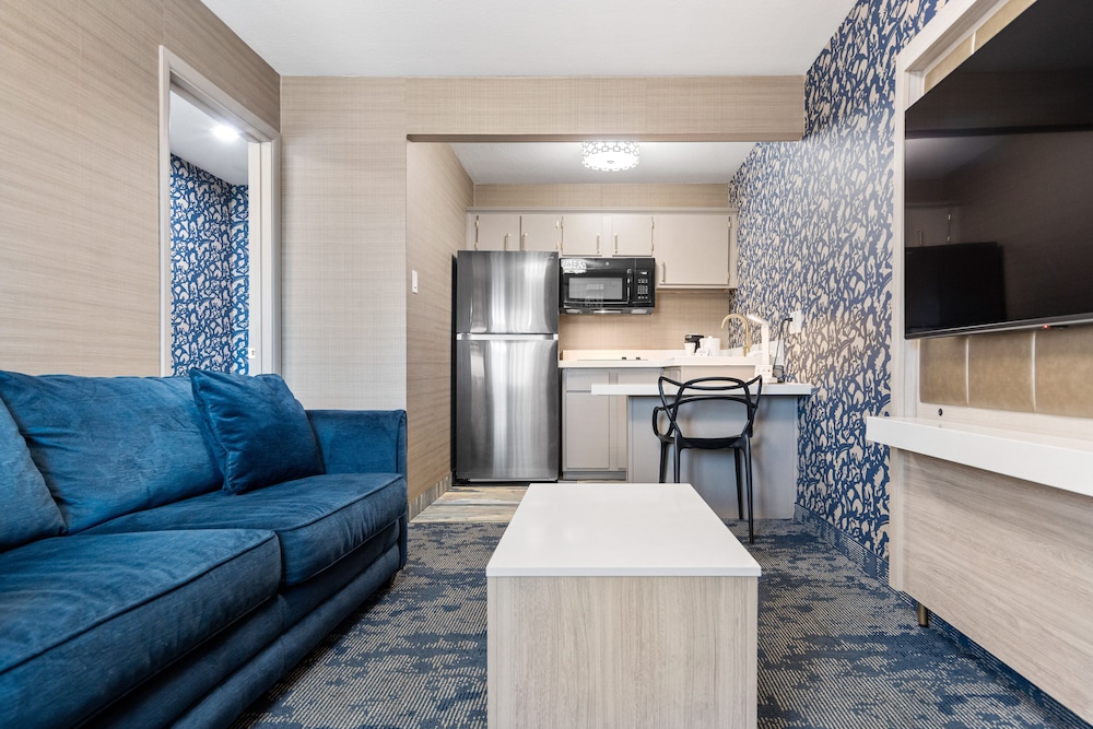 Deluxe Suite, 1 King Bed, Kitchen - Photo 1