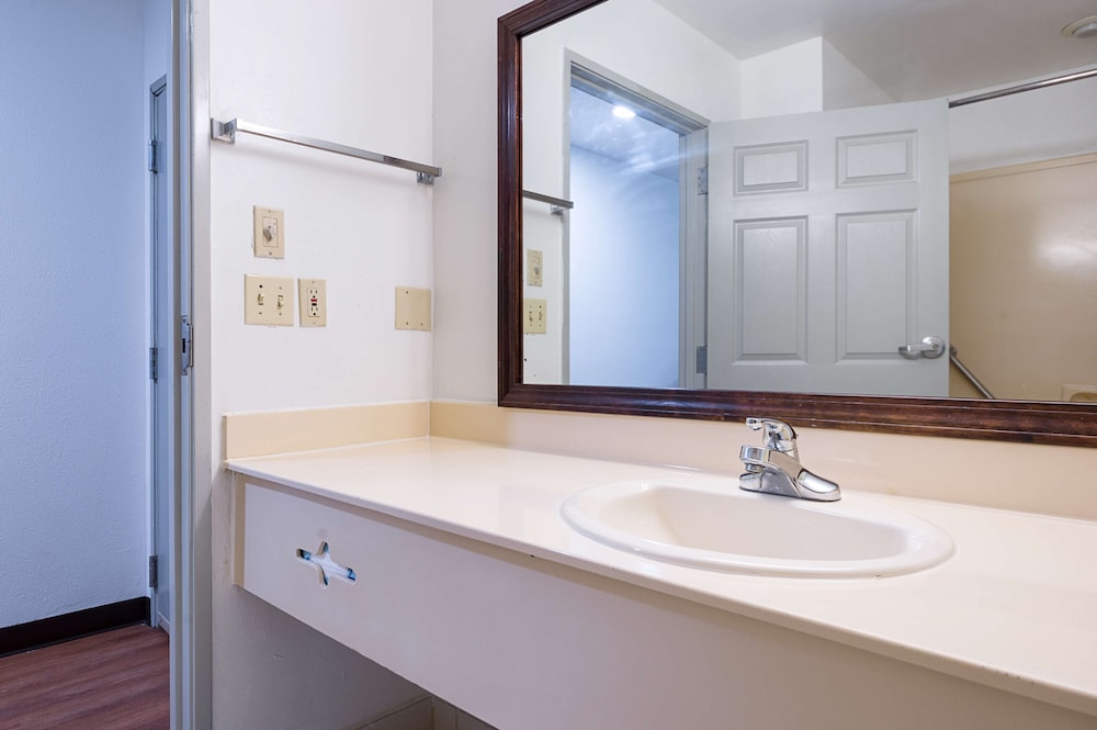 Deluxe Suite, 1 King Bed, Smoking, Kitchenette photo 3