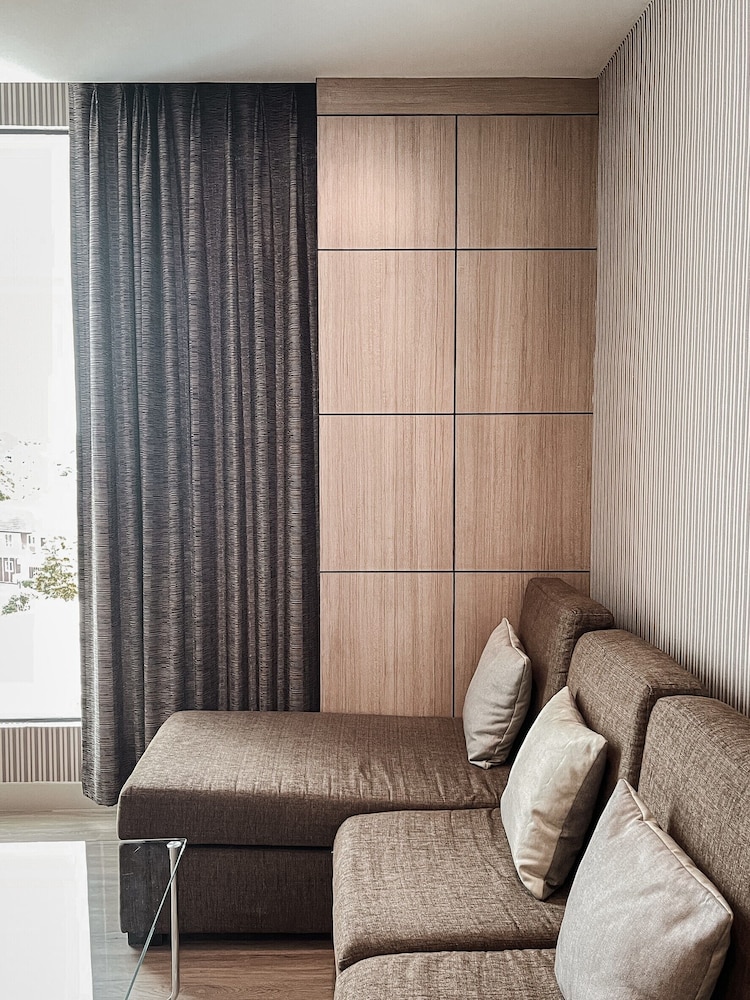 The One Suite - Photo 8