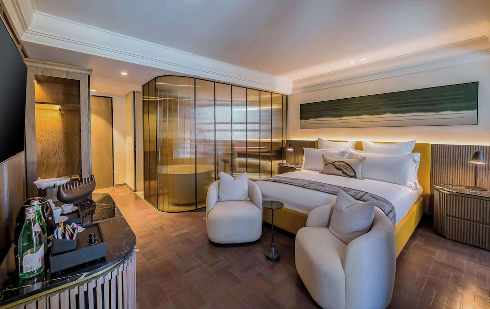Room, 1 King Bed, Pool View thumbnail 5