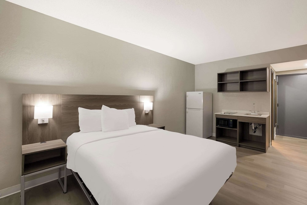 Standard Room, 1 Queen Bed, Non Smoking - Photo 2