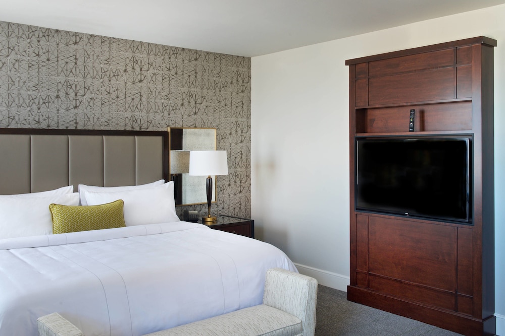 Club Room, 1 King Bed with Sofa bed (Hearing Accessible) photo 2