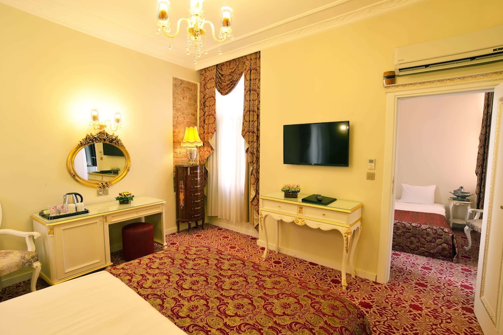 King Suite with Jacuzzi photo 2