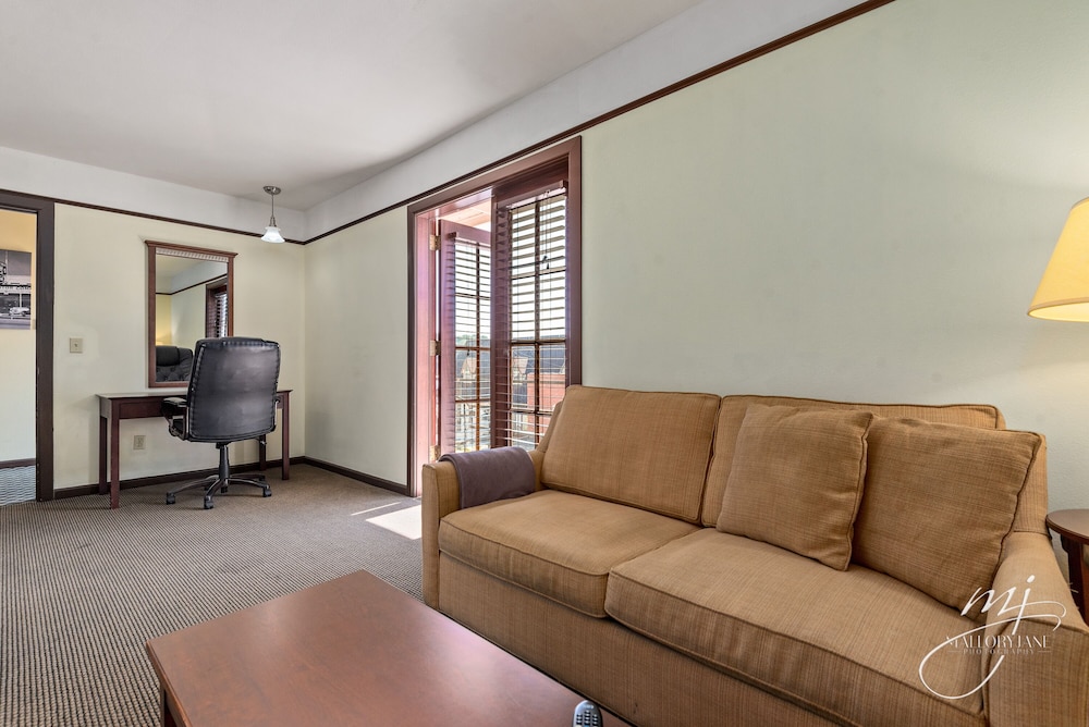 Buffalo River Balcony King Suite