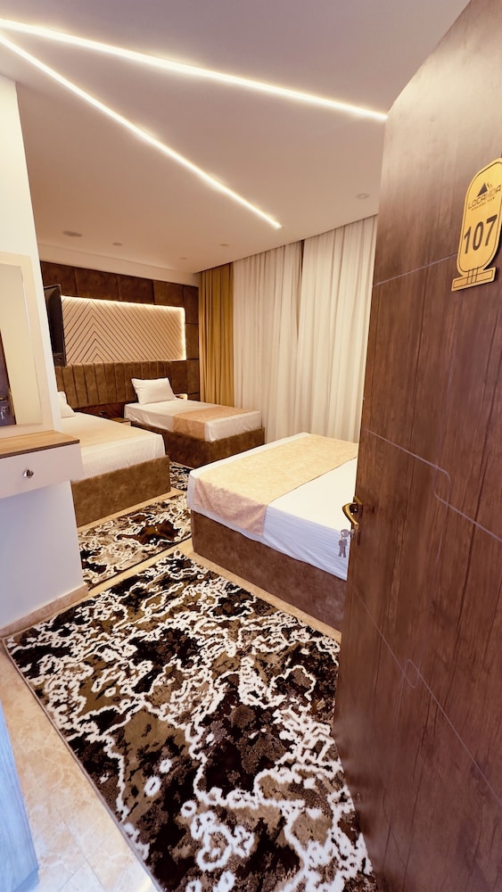 Luxury Room, 3 Twin Beds, City View, Courtyard Area photo 3