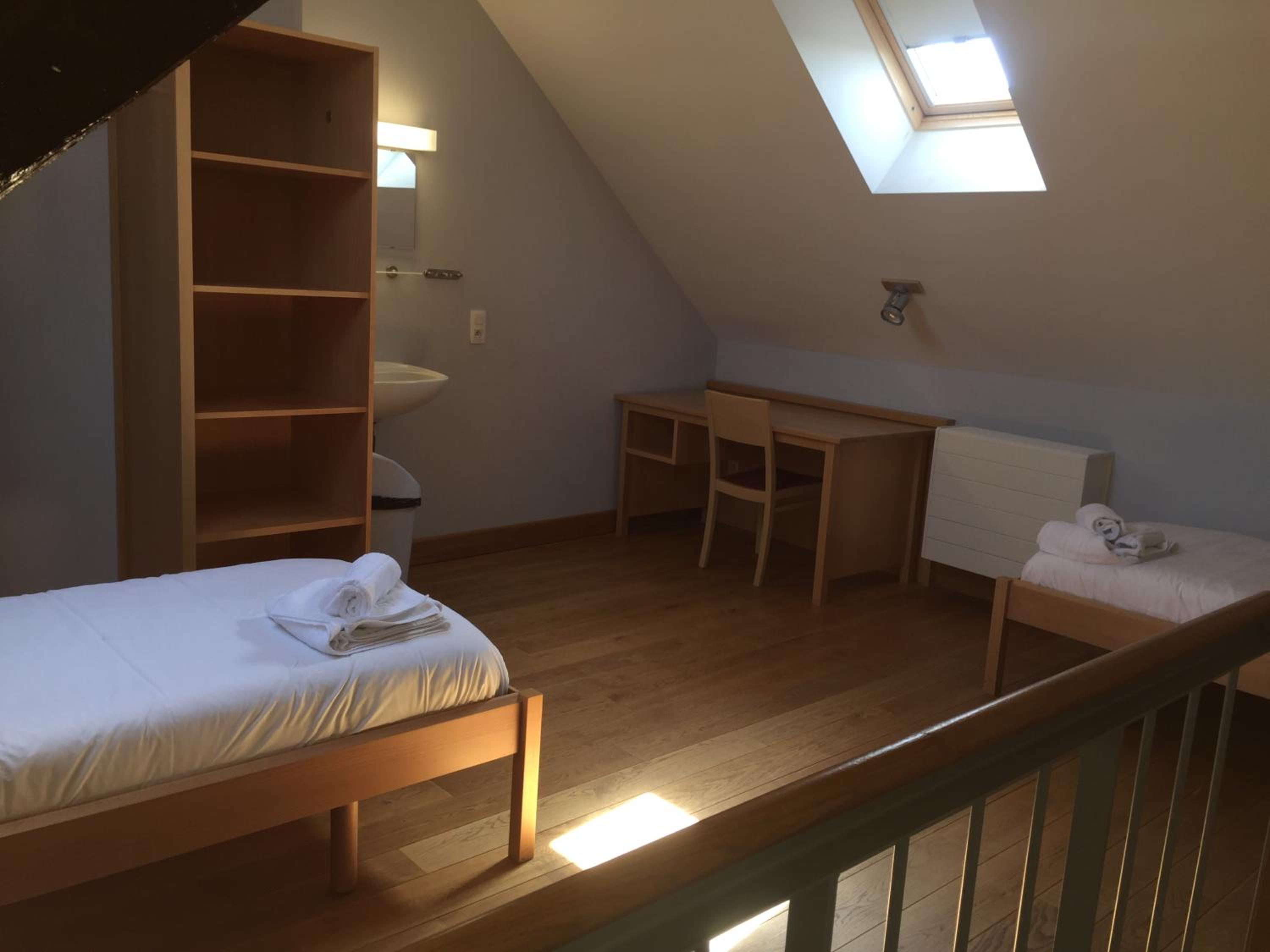 Quadruple Room with Private Bathroom - Photo 3