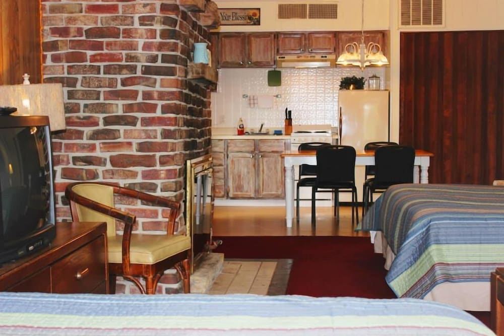 Deluxe Room, Multiple Beds, Kitchenette photo 3