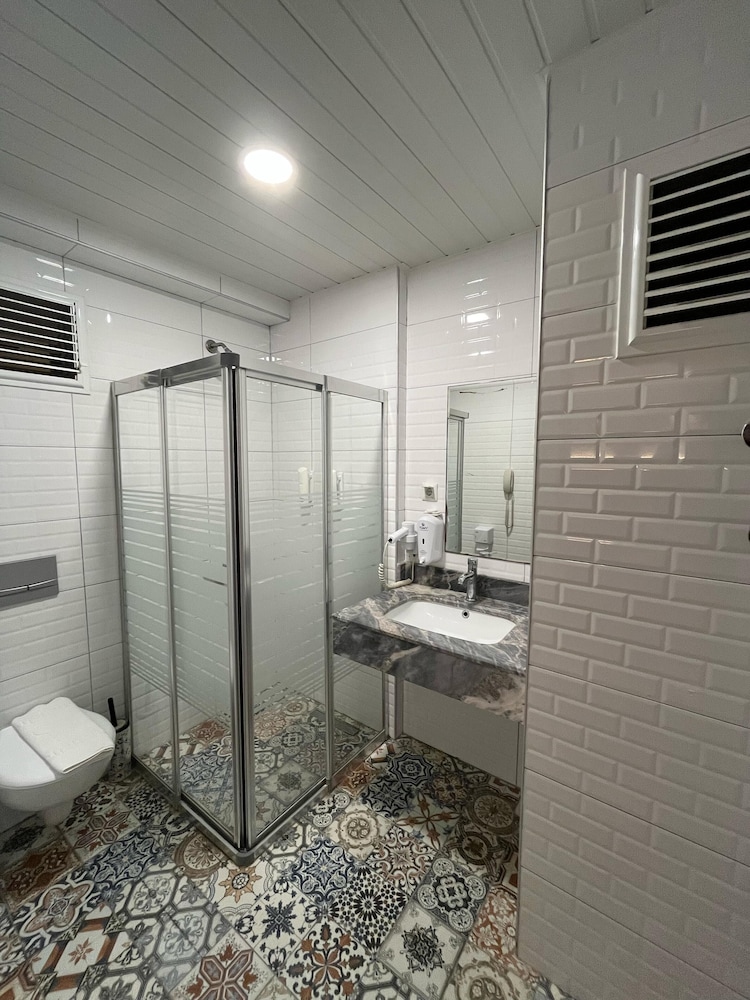 Deluxe Suite - Photo 13