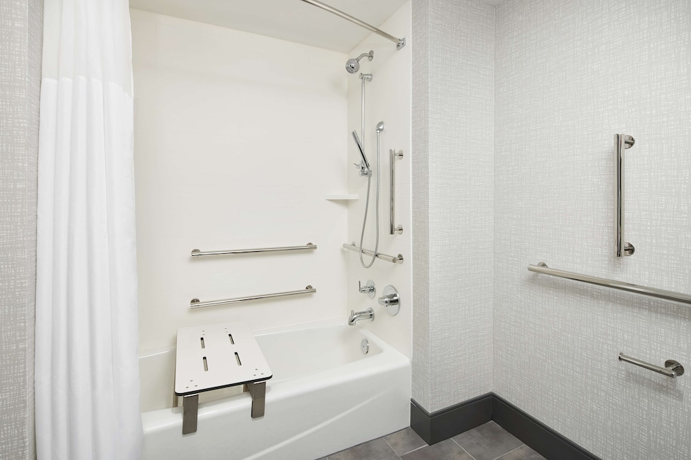 Studio, 1 King Bed, Accessible, Bathtub - Photo 1