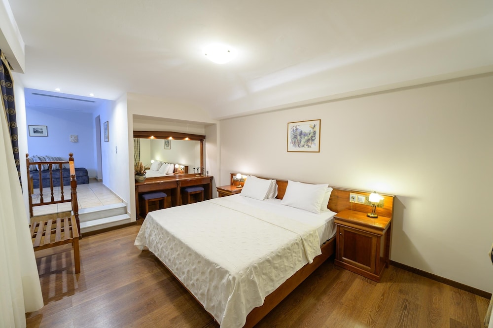 Family Suite, Non Smoking, Pool View photo 3