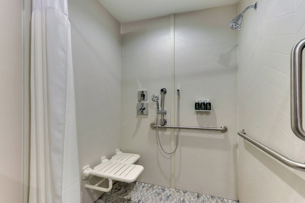 Room, 1 King Bed (Mobility Accessible, Tub) photo 3