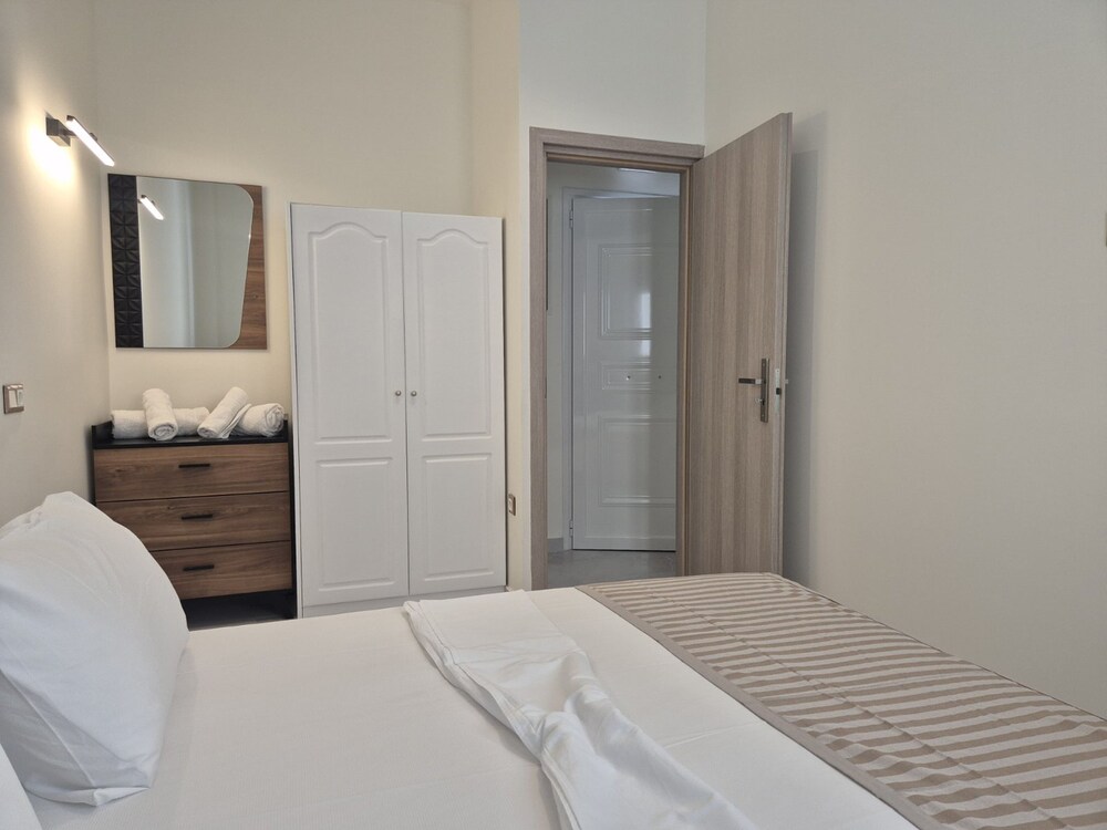 Suite, 2 Bedrooms, Ground Floor photo 2