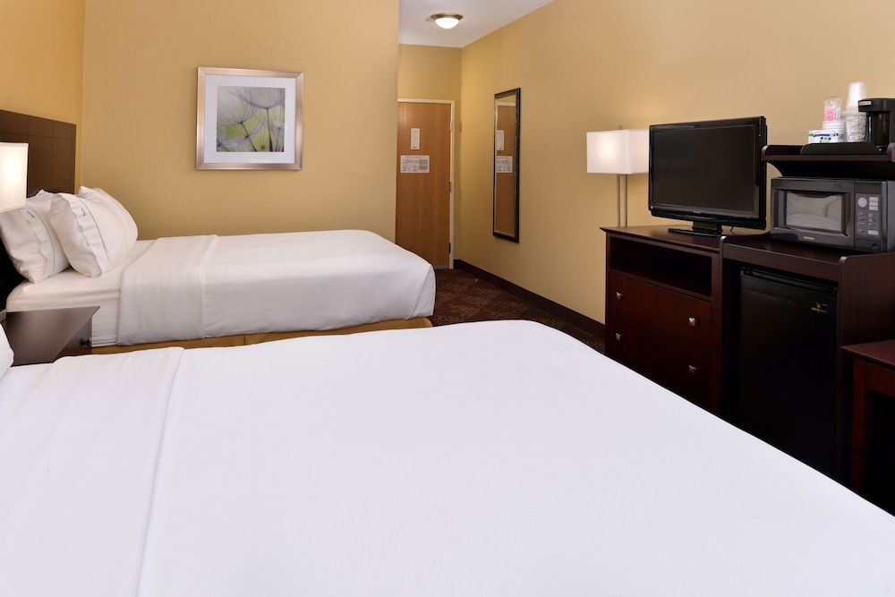 Standard Room, 2 Queen Beds - Photo 1