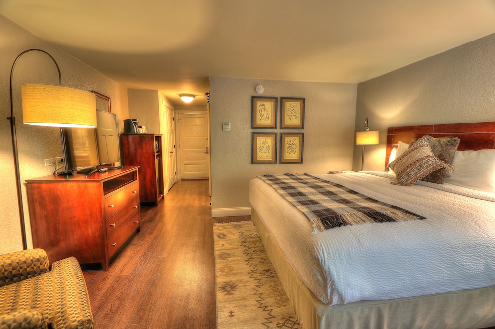 Honeymoon Room, 1 King Bed, Jetted Tub (Private Balcony) photo 3