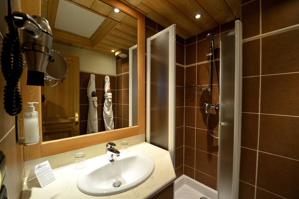 Chambre Double Standard avec Douche Chambre Double Standard avec Douche