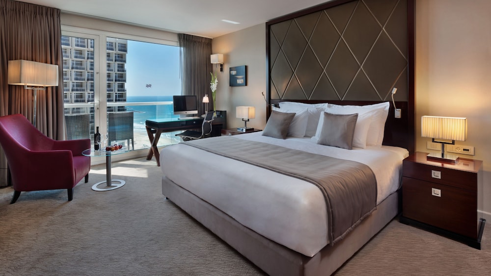 Standard Room, 1 King Bed, Club Lounge Access (Lounge Access) - Photo 2