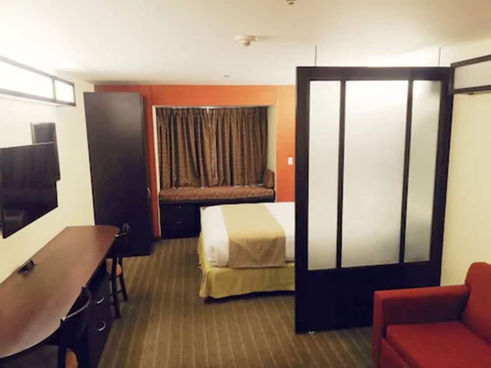 Suite, 1 Queen Bed, Smoking - Photo 8