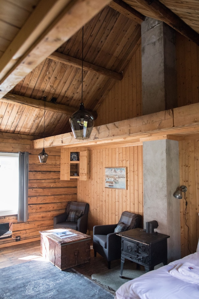 1-bedroom Deluxe rorbu cabin with sea view - no cooking facilities photo 2