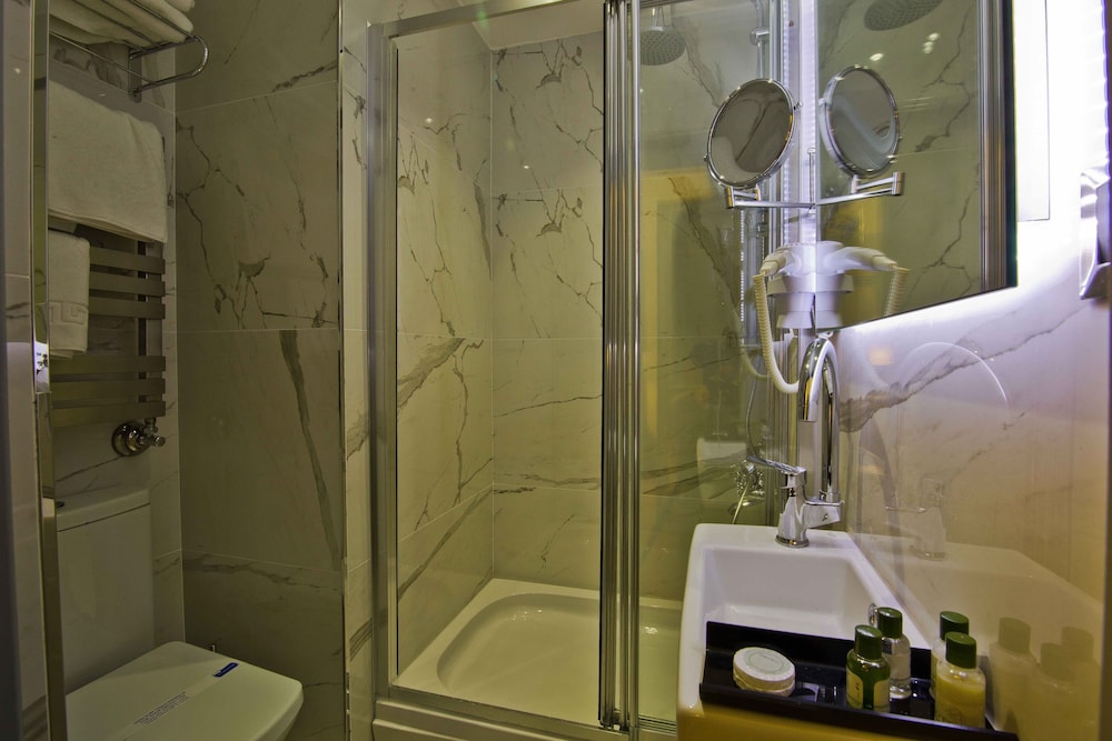 Deluxe Double Room with Balcony - Photo 4