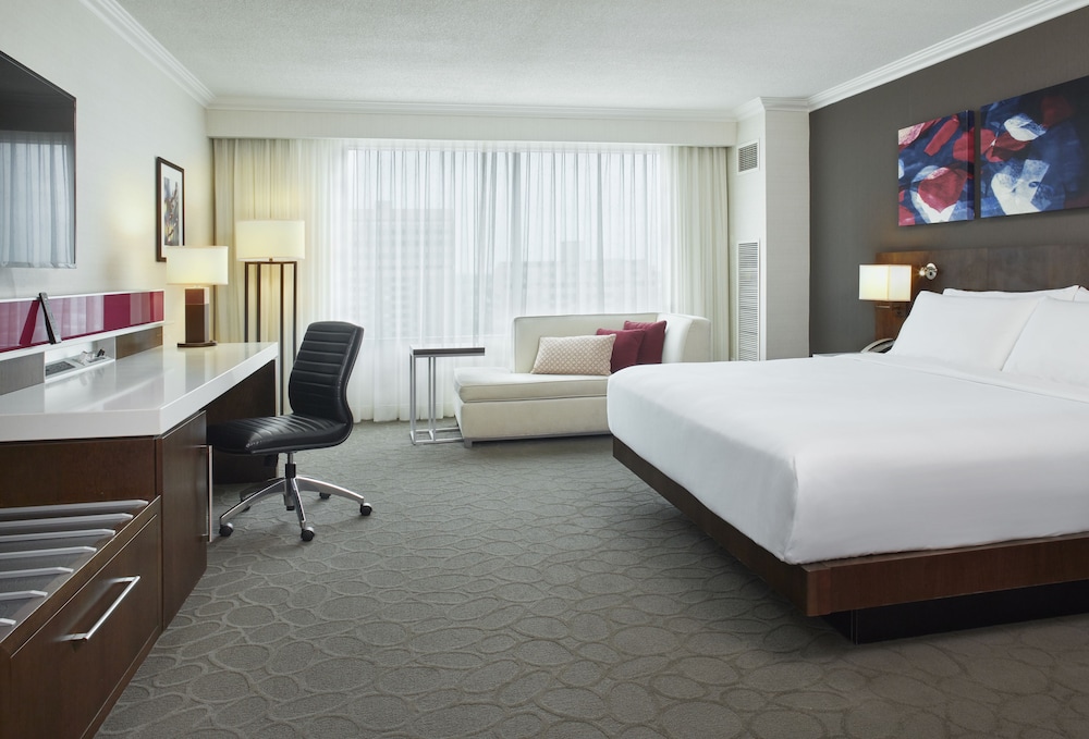 Signature Room, 1 King Bed, City View (Signature Club)