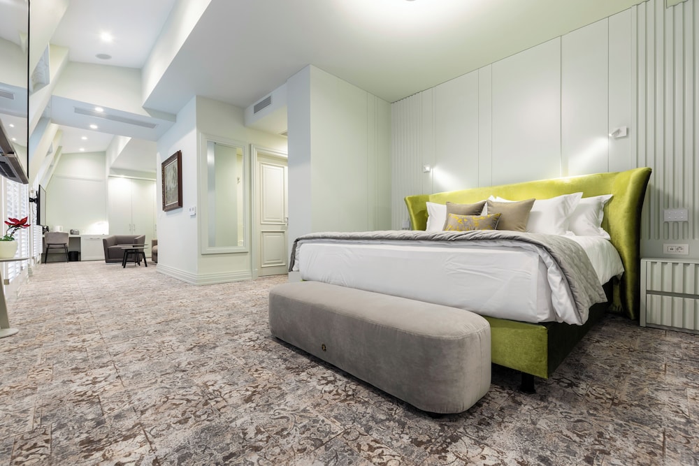 Exclusive Studio, 1 Queen Bed with Sofa bed photo 2