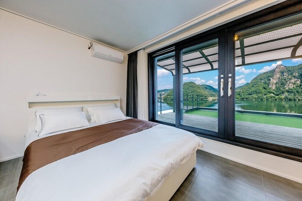 Room (301) photo 1
