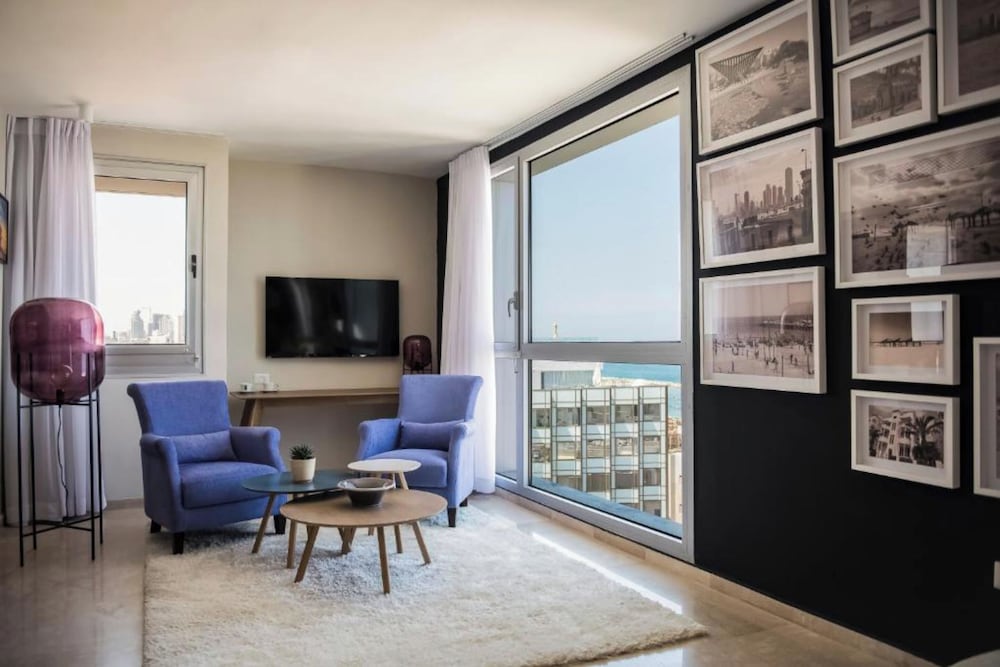 Classic Suite, 1 Queen Bed, Hot Tub, Sea View - Photo 3