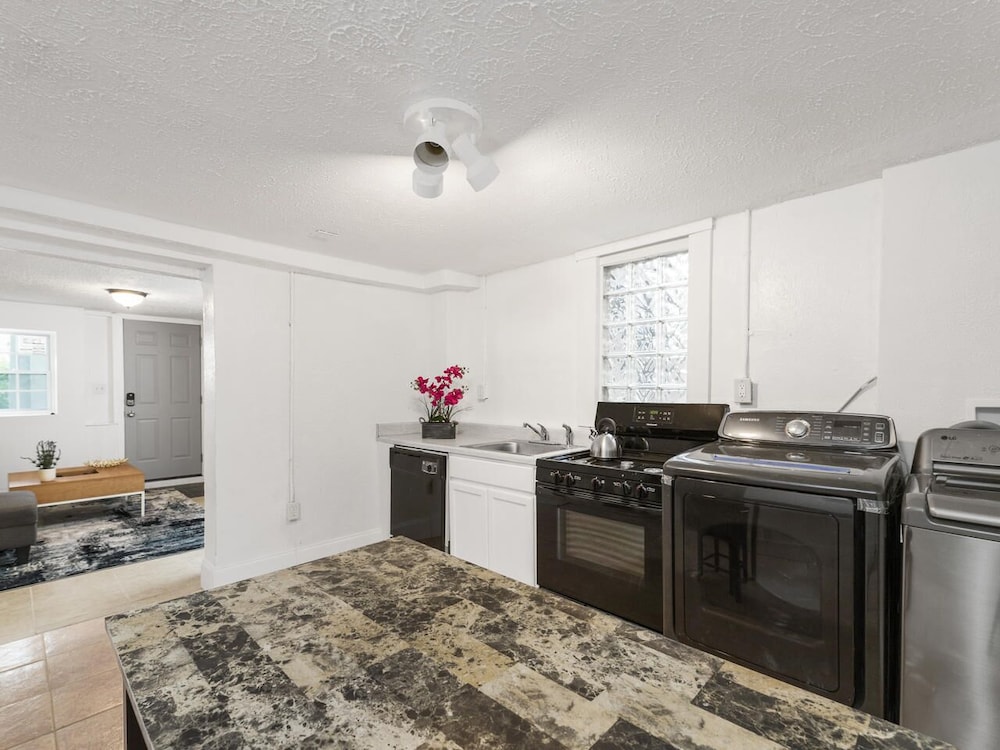 Bsmt Suite Near Stadium w Parking Coffee BBQ AC, Billede 22