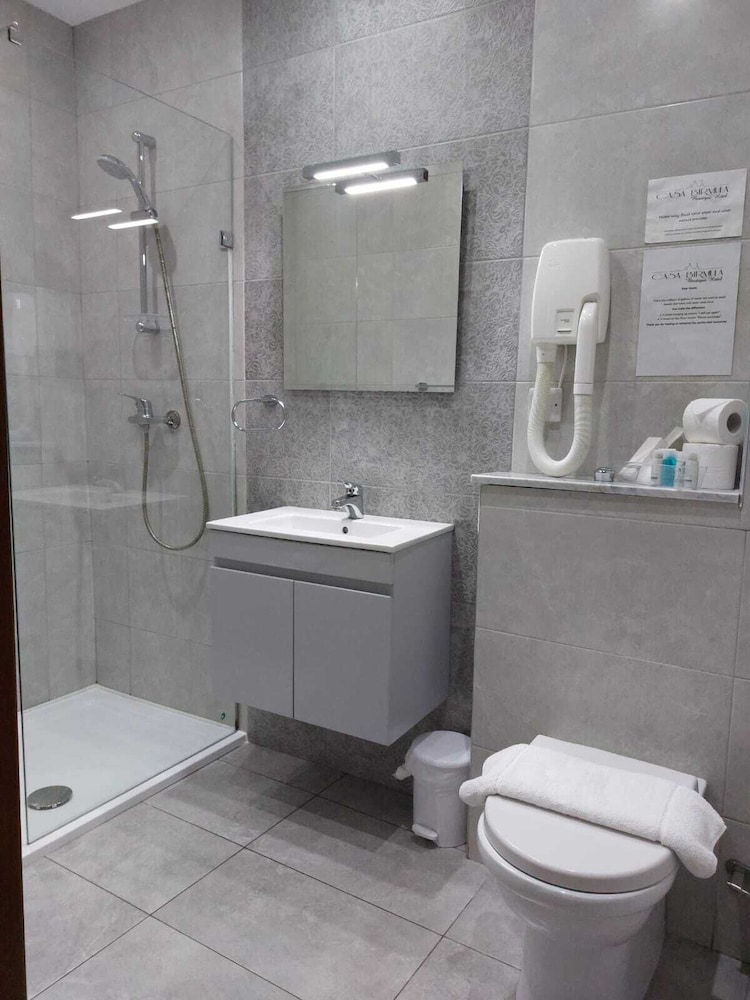 Twin Room (Large (FLORIANA) photo 3
