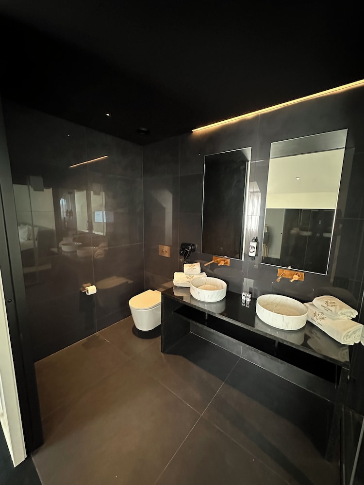 Standard Suite thumbnail 6