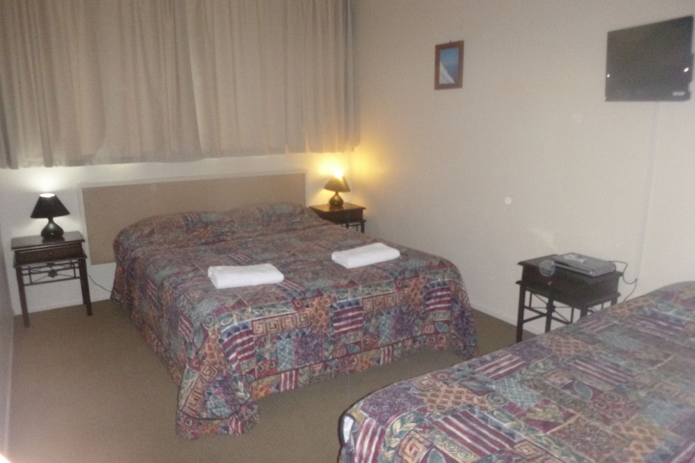 Standard Room, 1 Queen Bed, Ensuite photo 3