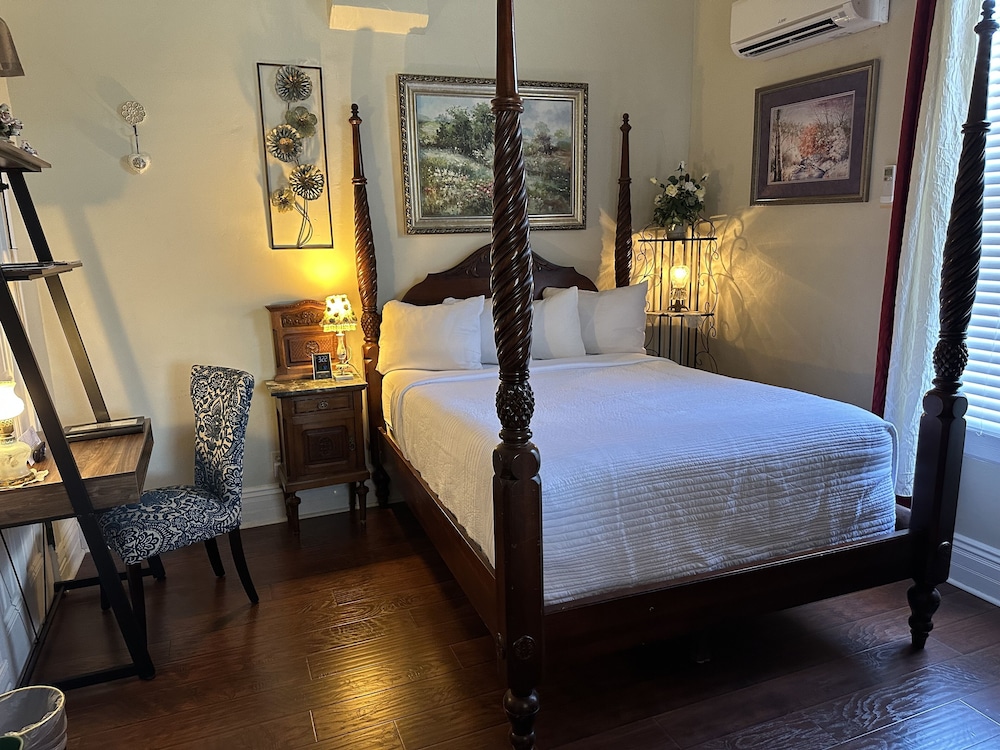 Superior Room, 1 Queen Bed, Refrigerator & Microwave, Courtyard View photo 1