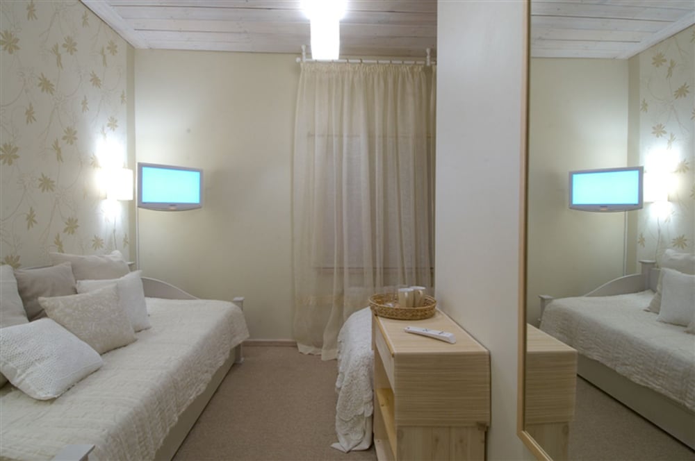 Basic Twin Room, 2 Twin Beds, Private Bathroom, Golf View photo 1