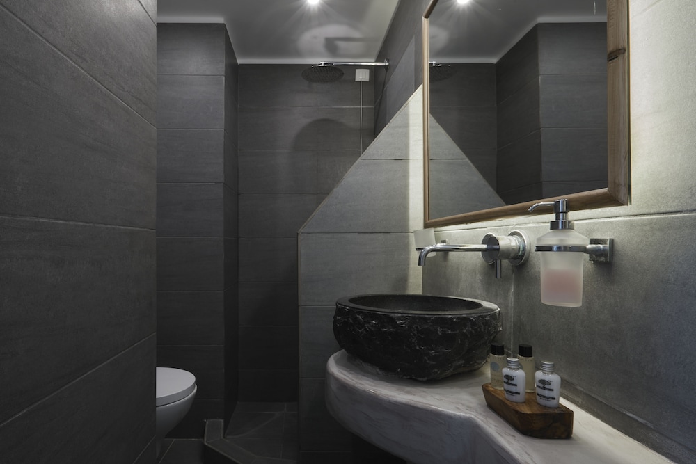 Elegant Suite with indoor jetted tub and sea view - Photo 4