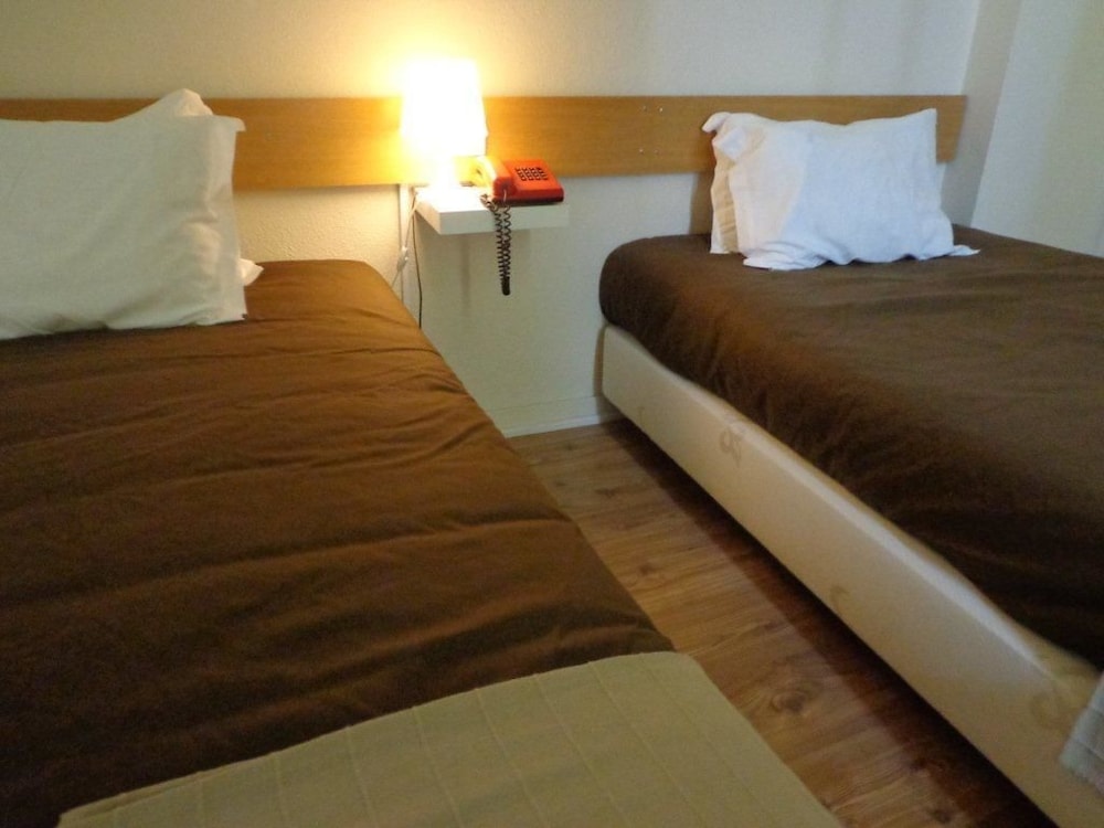 Standard Twin Room - Photo 1