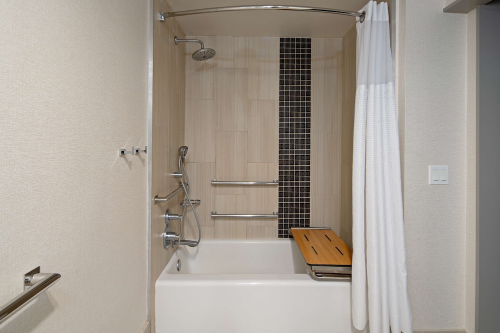 Suite, 2 Double Beds, Accessible, Bathtub - Photo 4