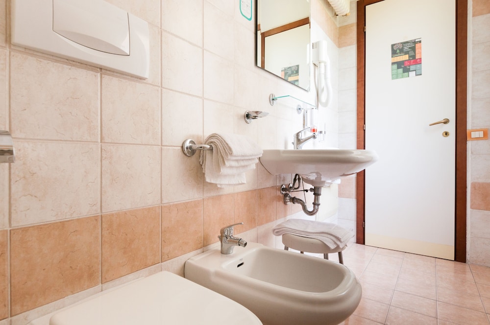 Standard Double or Twin Room - Photo 4