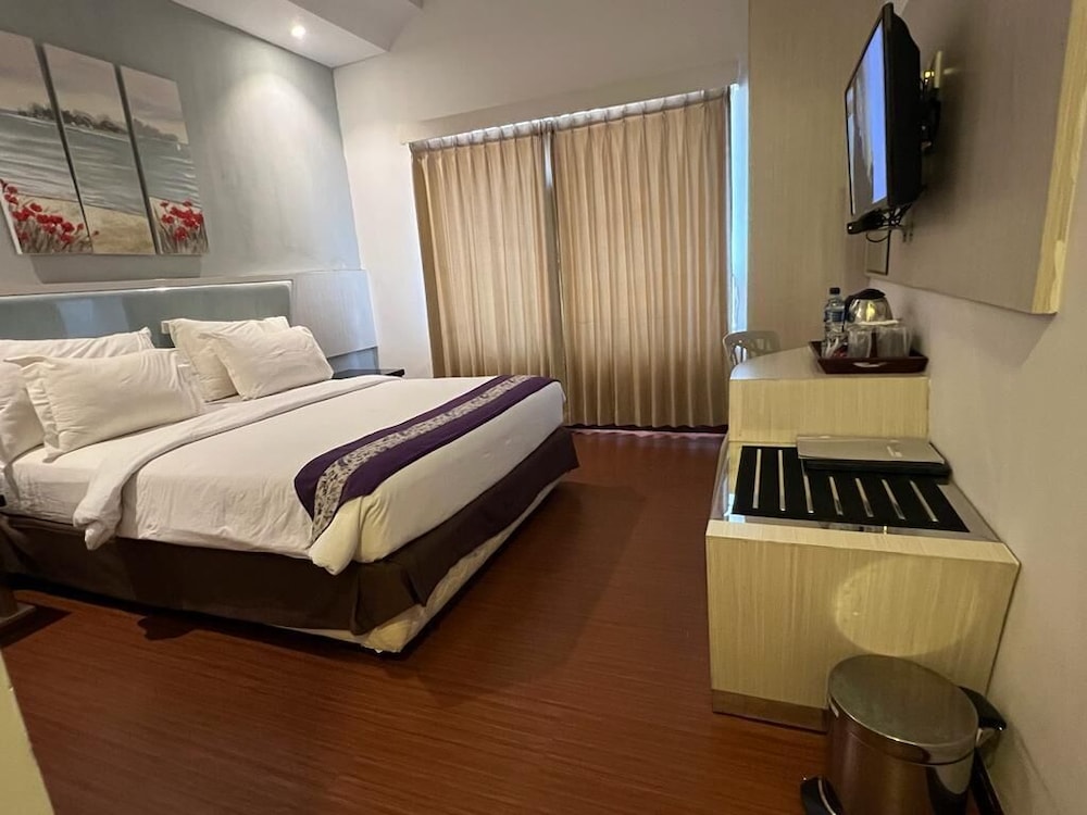 Grand Deluxe, 1 King Bed photo 3