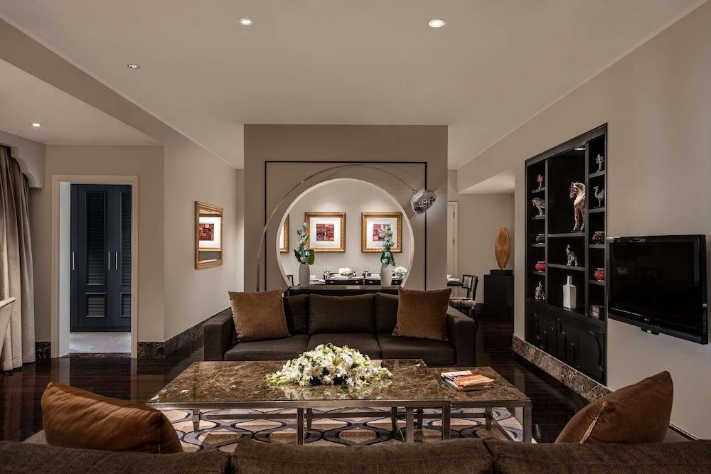 Two Bedroom Royal Suite, Evening Drinks & Canapes Section, Free Shuttle To Public Beach thumbnail 5
