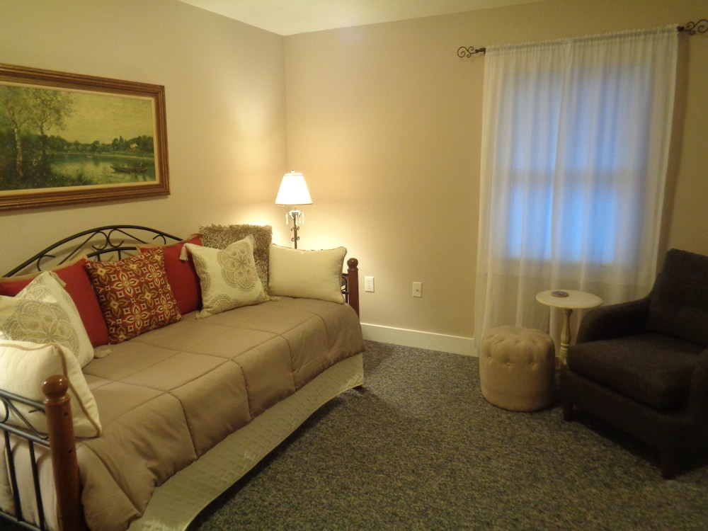 Wampler Suite, 1 King Bed, Non Smoking with Jaccuzzi photo 2
