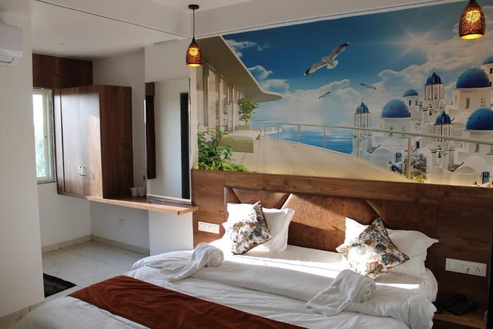 Deluxe Room - Photo 13