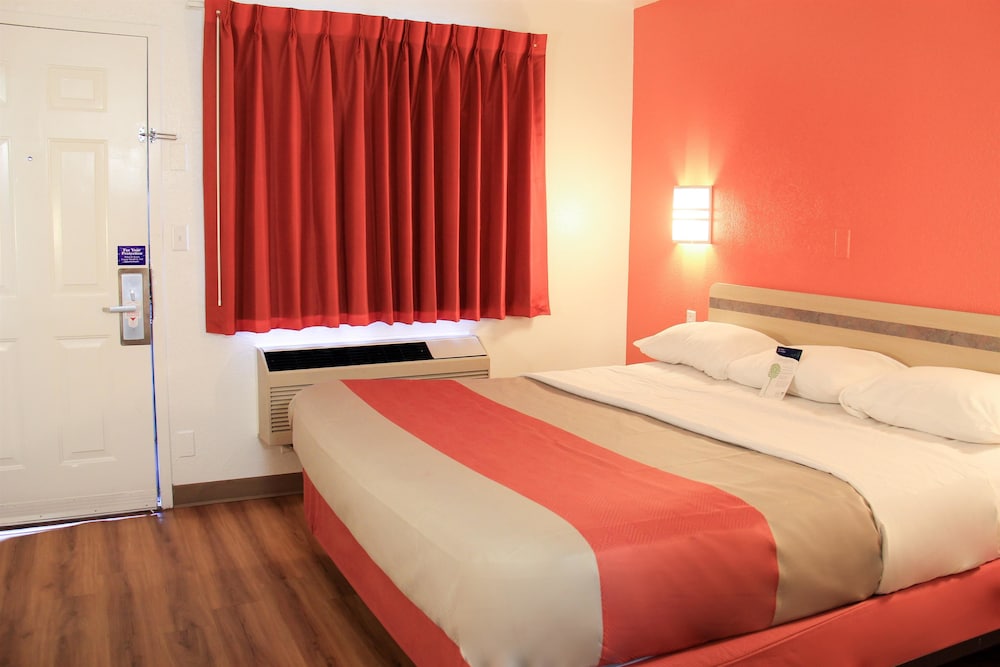 Standard Room, 1 King Bed, Non Smoking - Photo 7
