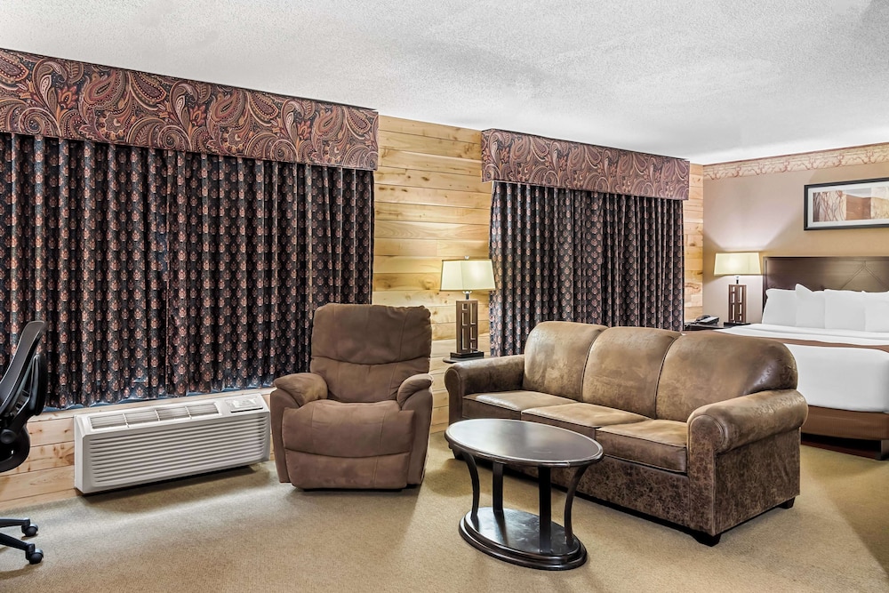 Suite, 1 King Bed, Non Smoking, Jetted Tub - Photo 2