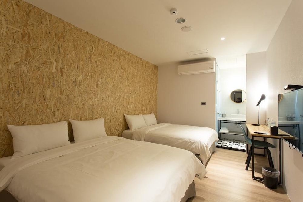 Quadruple Room, No Windows photo 1