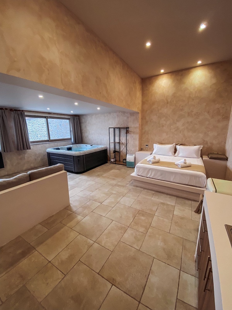 Luxury Suite, Hot Tub photo 2