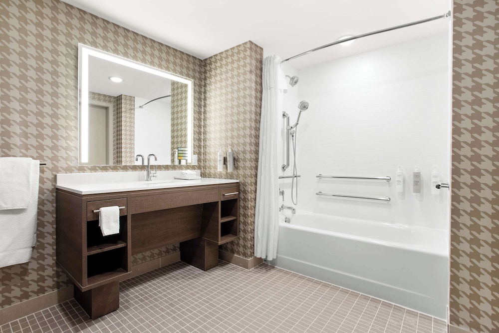 Suite, 1 King Bed, Accessible, Bathtub photo 1